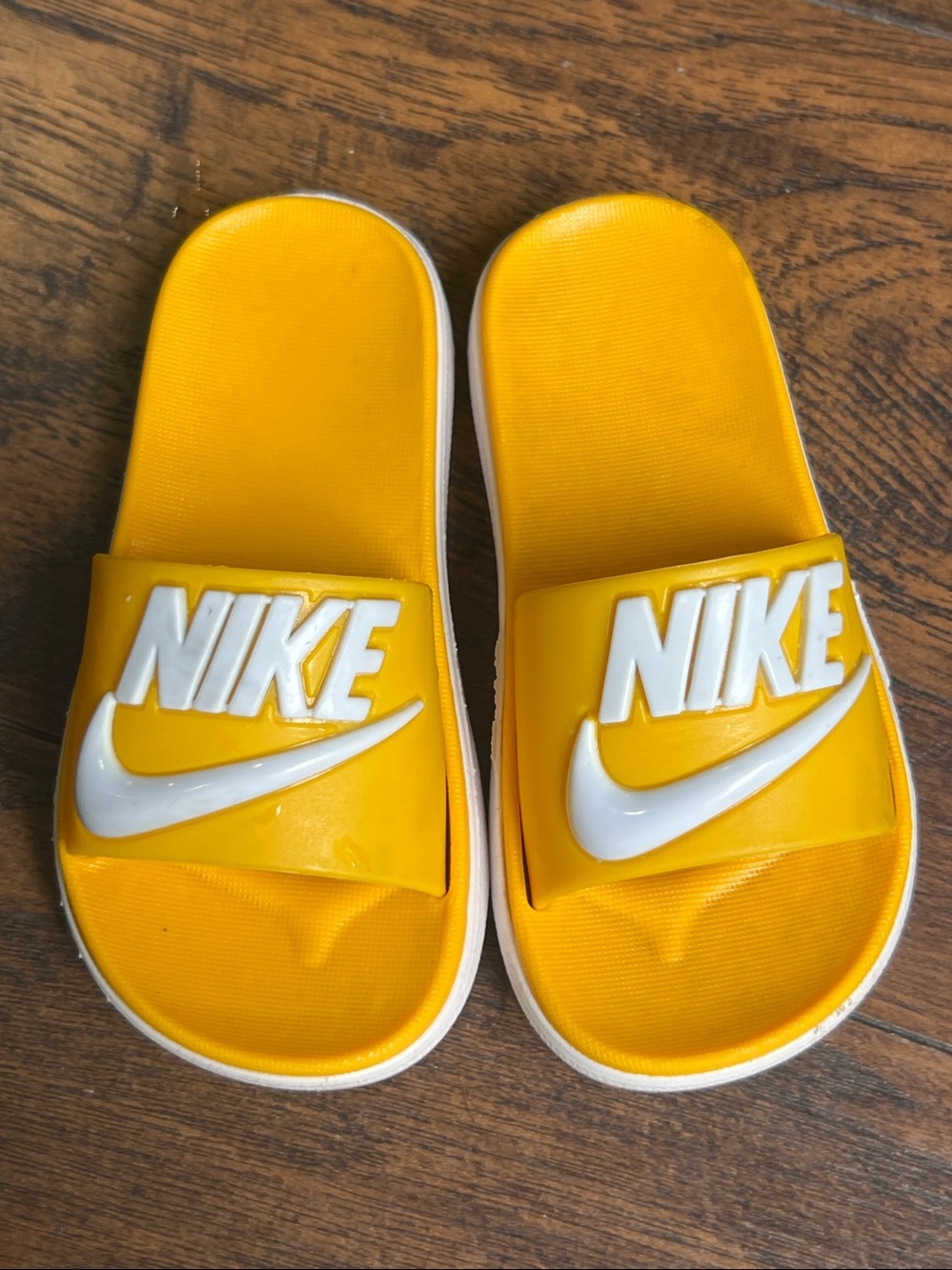 Nike kids/toddler yellow logo slides sandals size EU 25 US 8C - Picture 3 of 4